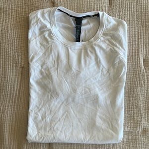Men’s Rhône short sleeved shirt in white. Size L